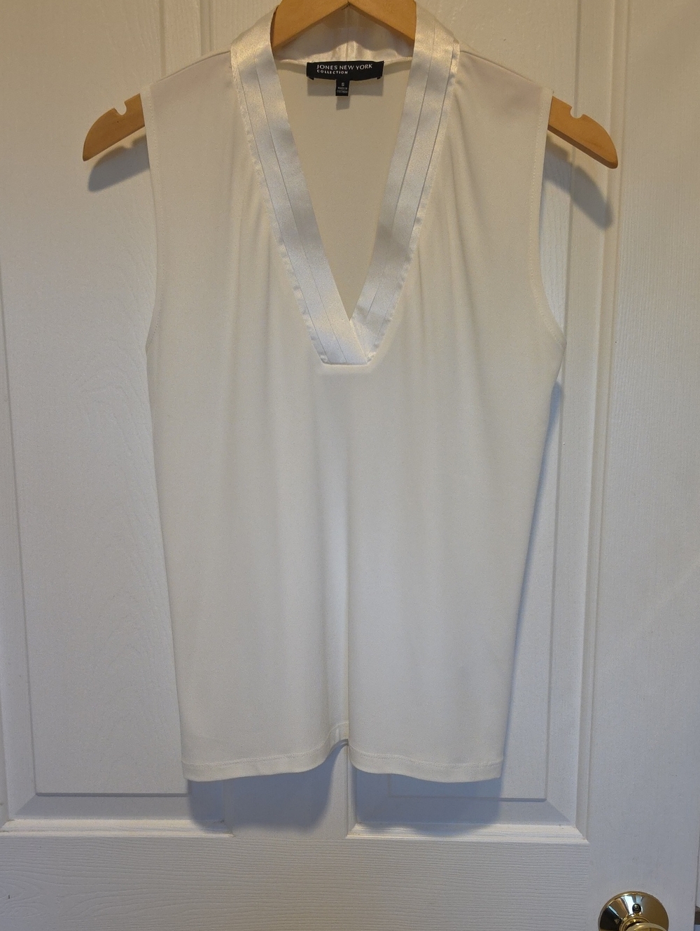 Jones New York White V-Neck Sleeveless Shell